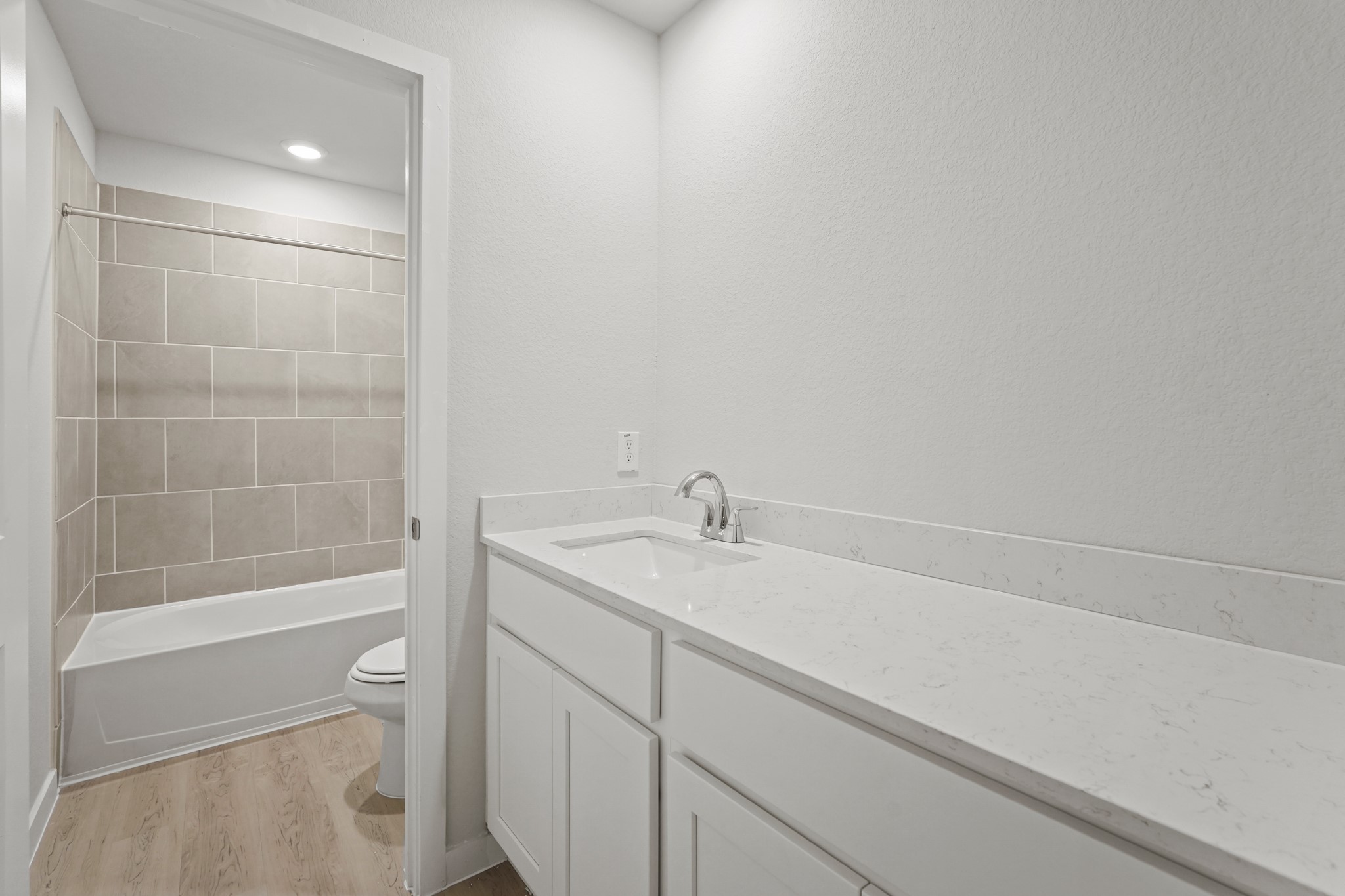 141 Byu Bnd Boulevard Angleton, TX 77515 - Photo 18 of 26 a bathroom with a bathtub and a sink