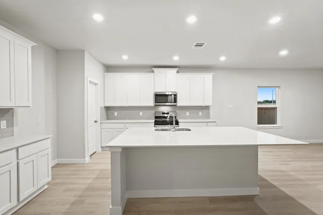 $349,900 | 141 Byu Bnd Boulevard, Angleton, TX 77515