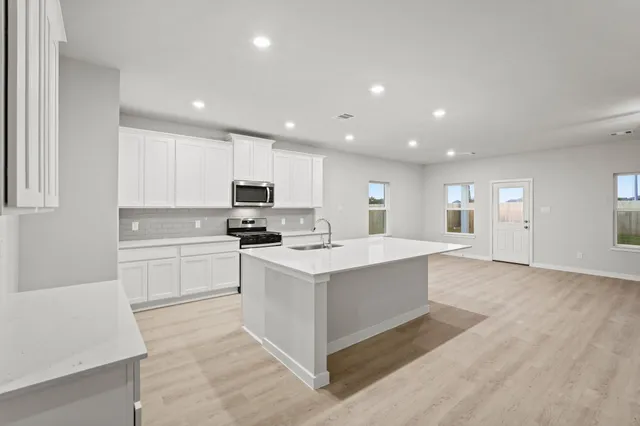 $349,900 | 141 Byu Bnd Boulevard, Angleton, TX 77515