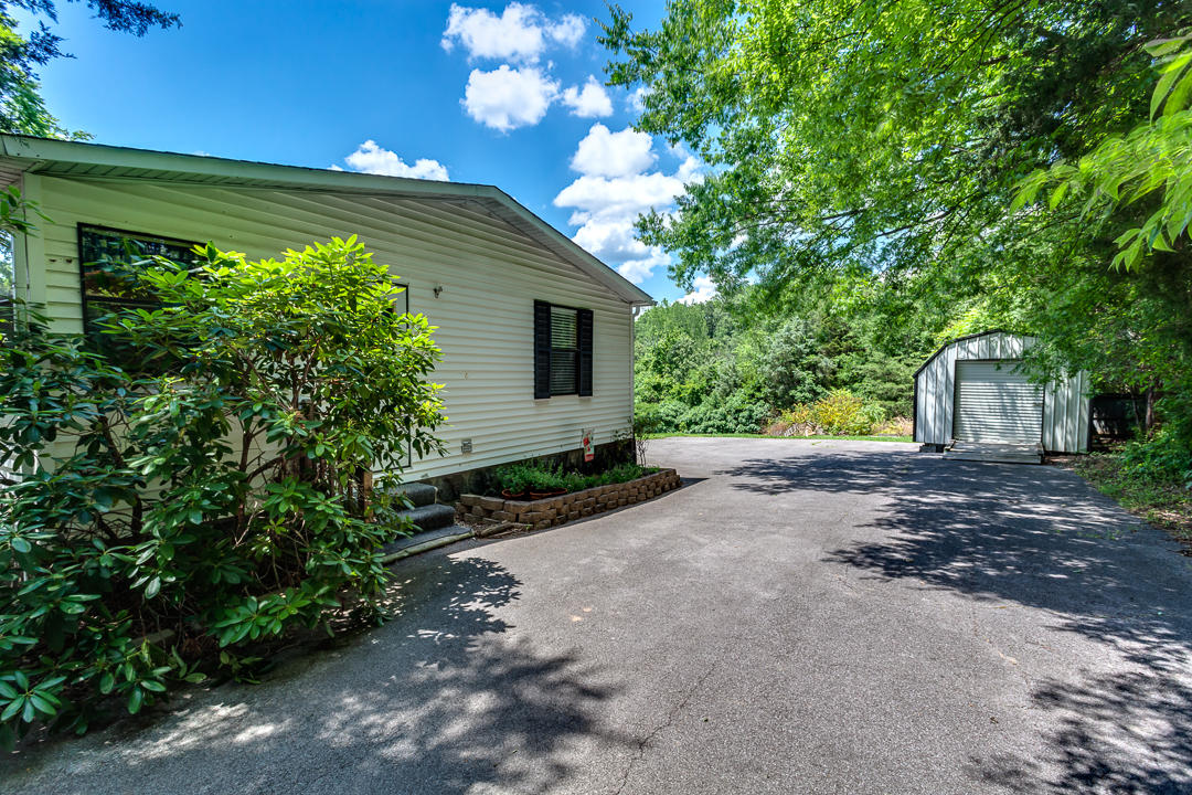 358 Piney Road Kodak, TN 37764 - Photo 3 of 27 004170602-4-358PineyRdKodakTN-SCREEN SIZ