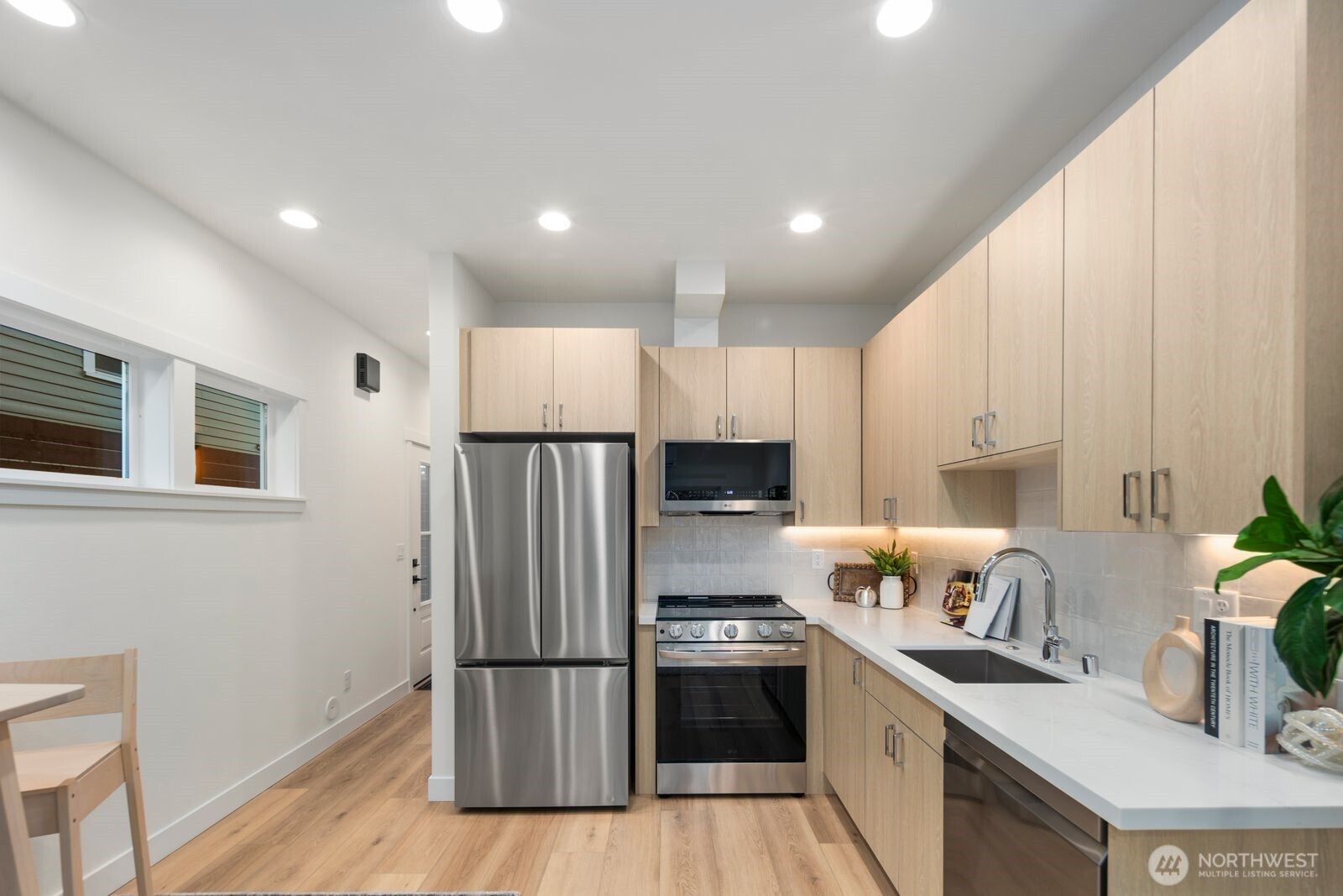 1004 North 48th Street, Unit B Seattle, WA 98103 - Photo 3 of 6