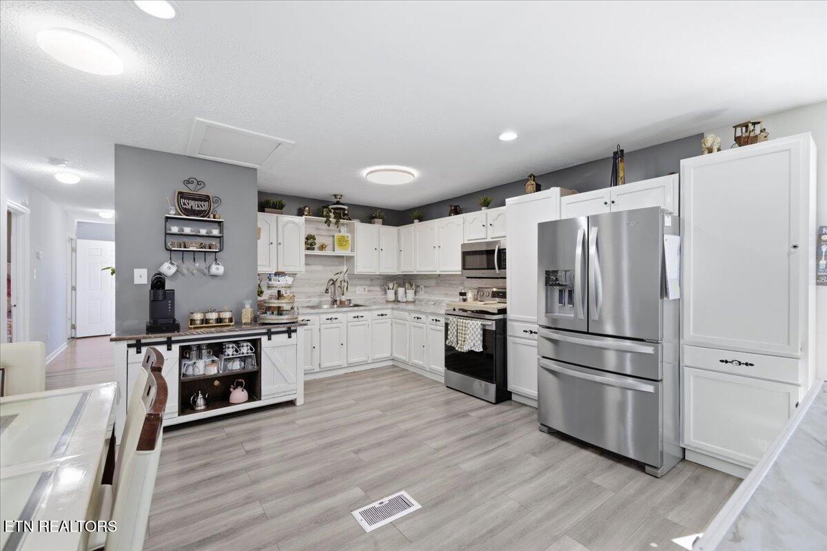 2201 Paris Road Knoxville, TN 37912 - Photo 4 of 36 16-IMG_2739