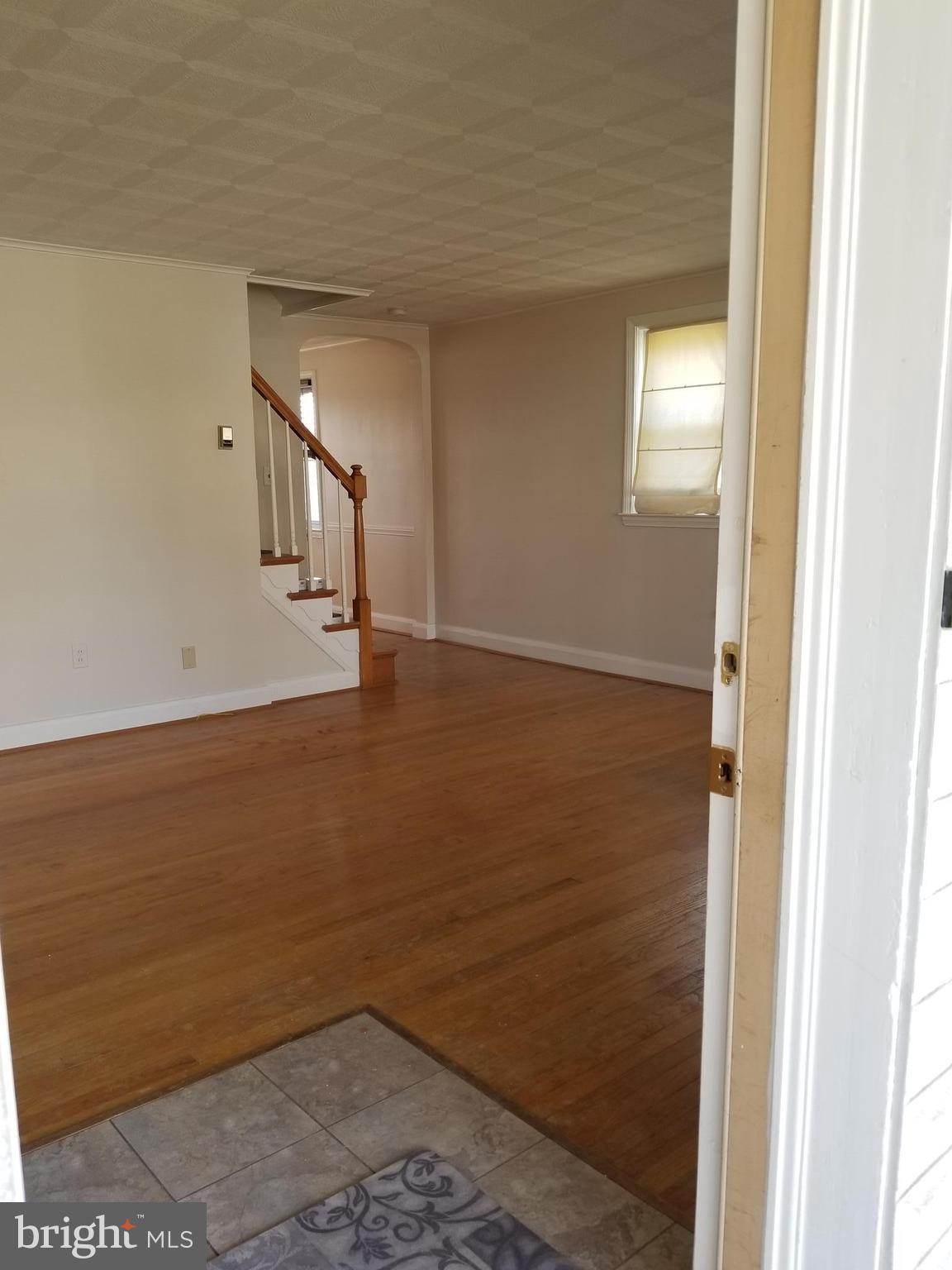 920 Courtney Road Baltimore, MD 21227 - Photo 3 of 21 Living room entry