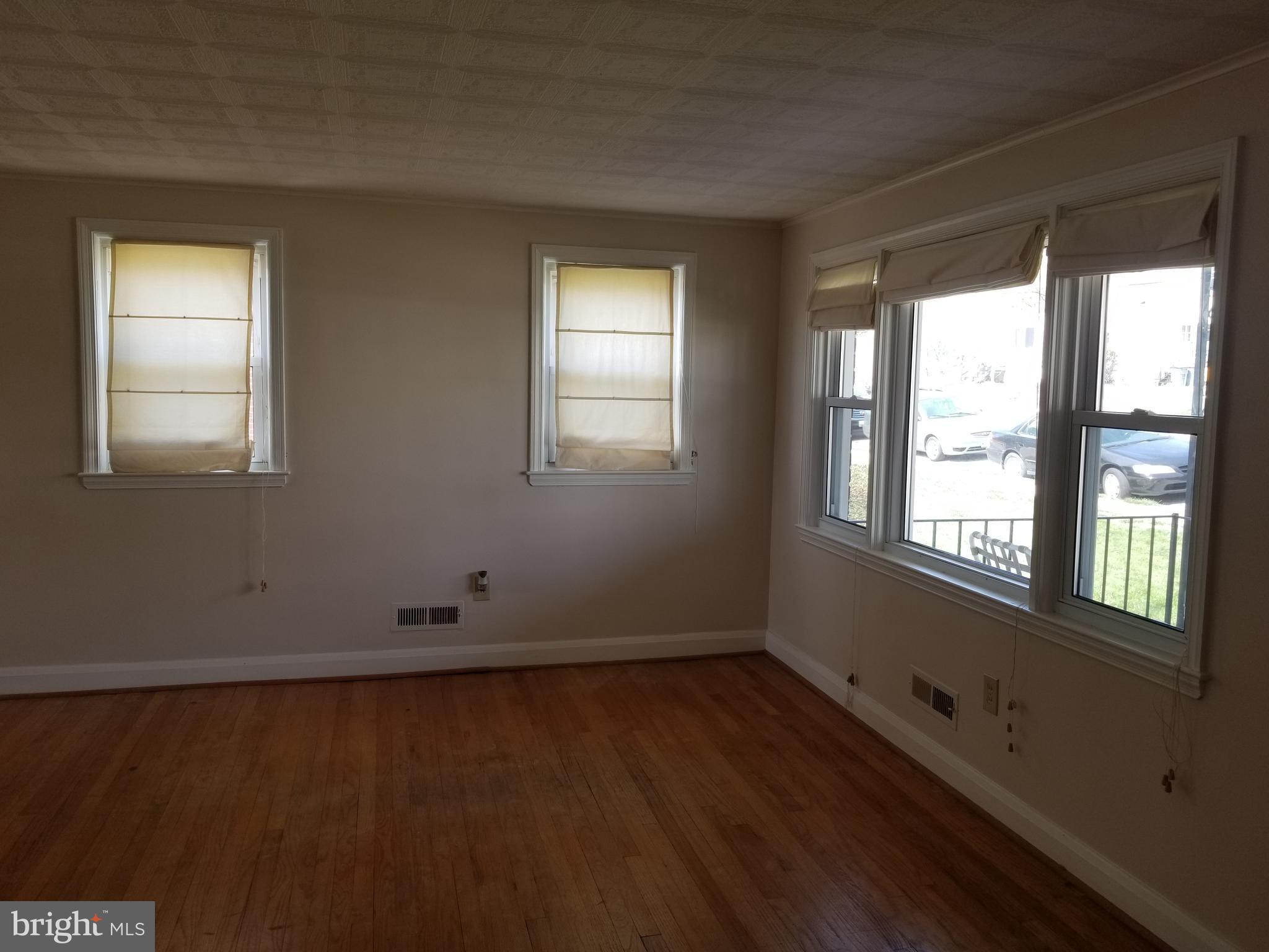 920 Courtney Road Baltimore, MD 21227 - Photo 4 of 21 Living Room