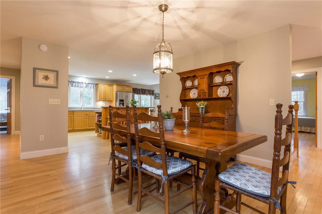 23 Lynch Lane Kittery Point, ME 03905 - Photo 9 of 34 Dining area