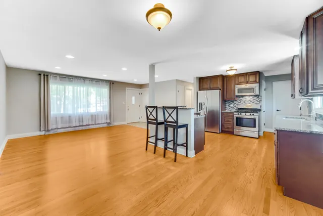 $2,950 | 879 East Holly Way, Palatine, IL 60074