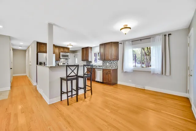 $2,950 | 879 East Holly Way, Palatine, IL 60074