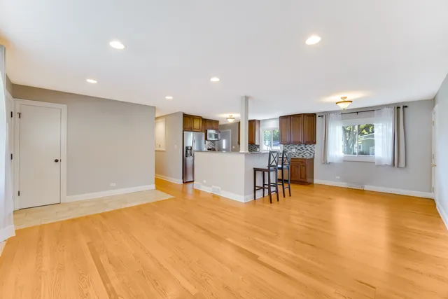 $2,950 | 879 East Holly Way, Palatine, IL 60074