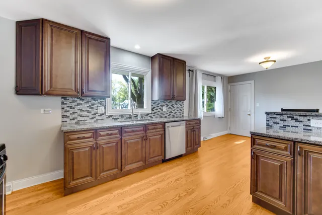 $2,950 | 879 East Holly Way, Palatine, IL 60074