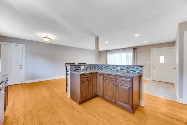 $2,950 | 879 East Holly Way, Palatine, IL 60074