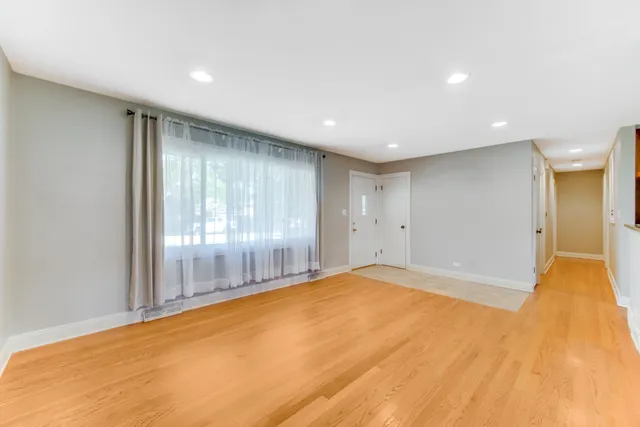 $2,950 | 879 East Holly Way, Palatine, IL 60074