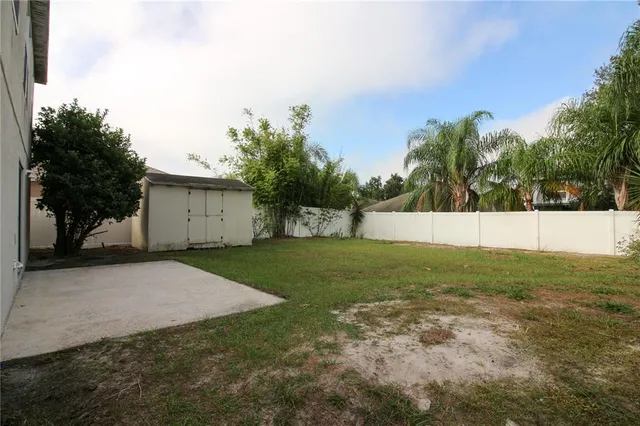 a view of a backyard