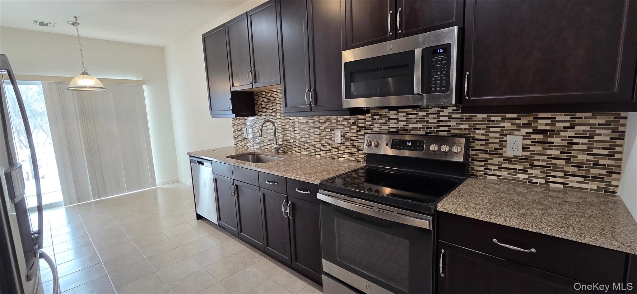 41 Greentree Court Shirley, NY 11967 - Photo 10 of 29 Eat in kitchen