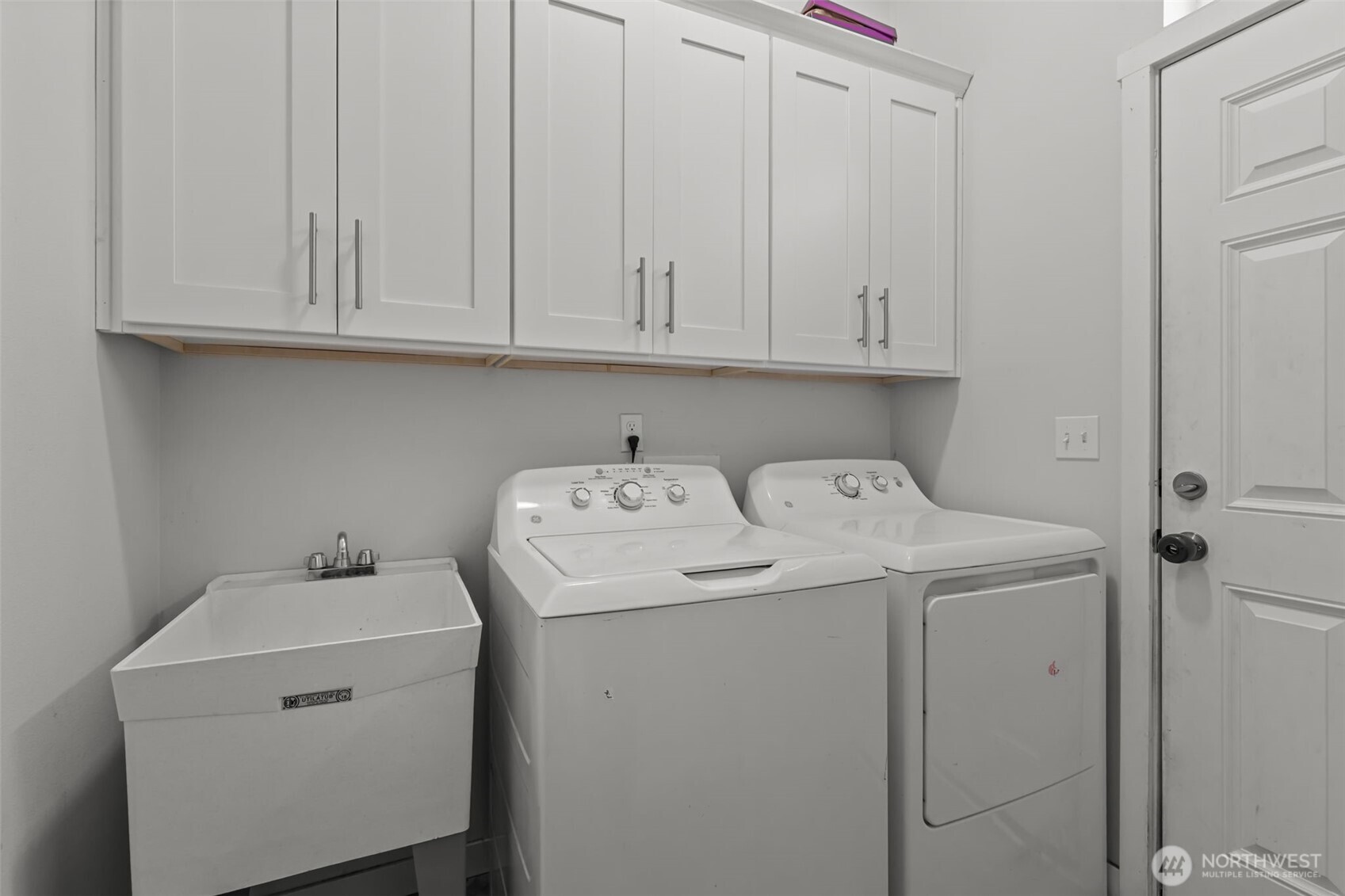 708 Miller Street Winlock, WA 98596 - Photo 14 of 40 a utility room with dryer and washer