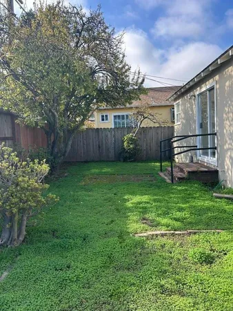 a view of a backyard