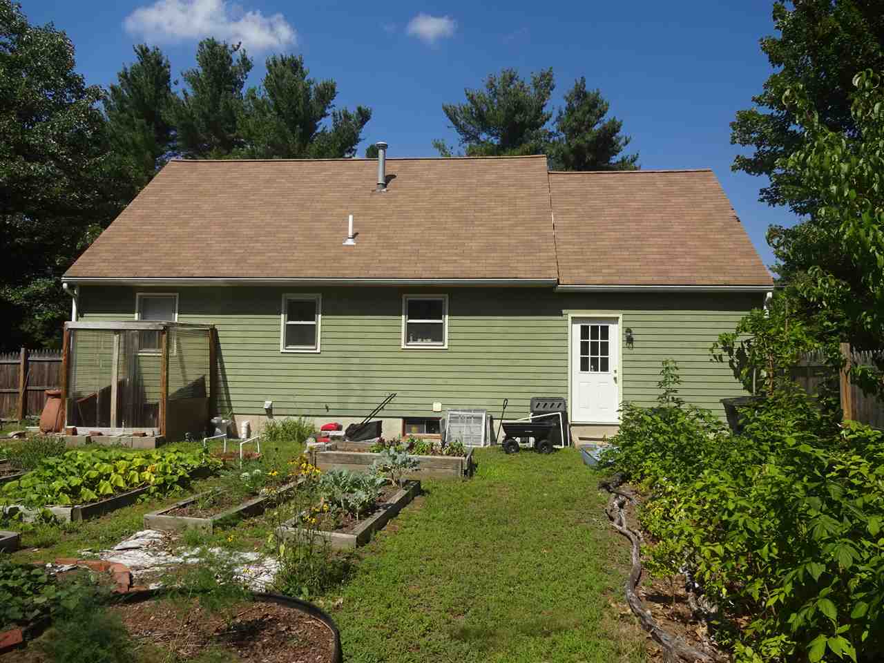 101 Lund Road Nashua, NH 03060 - Photo 4 of 30