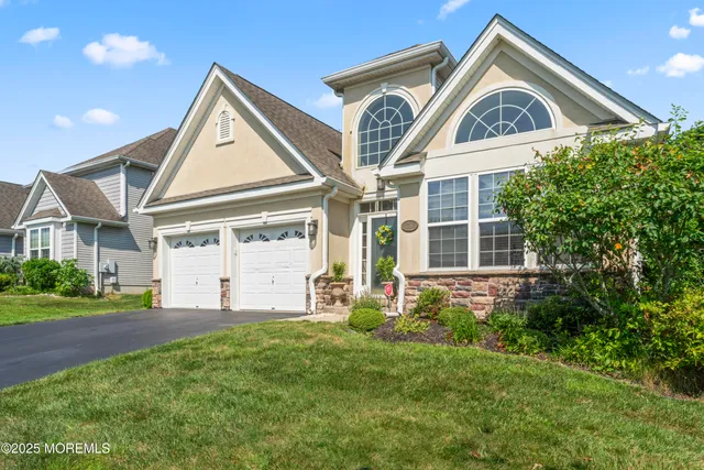 a view of a house with yard and plants