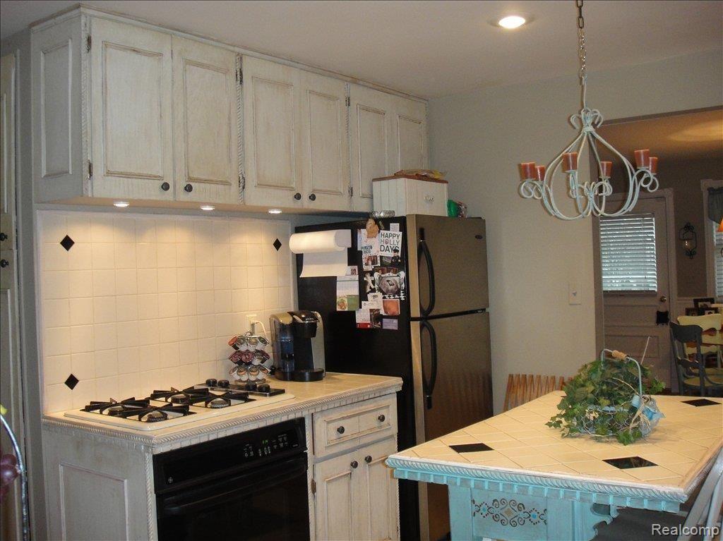 403 North Castell Avenue Rochester, MI 48307 - Photo 5 of 25 Kitchen2