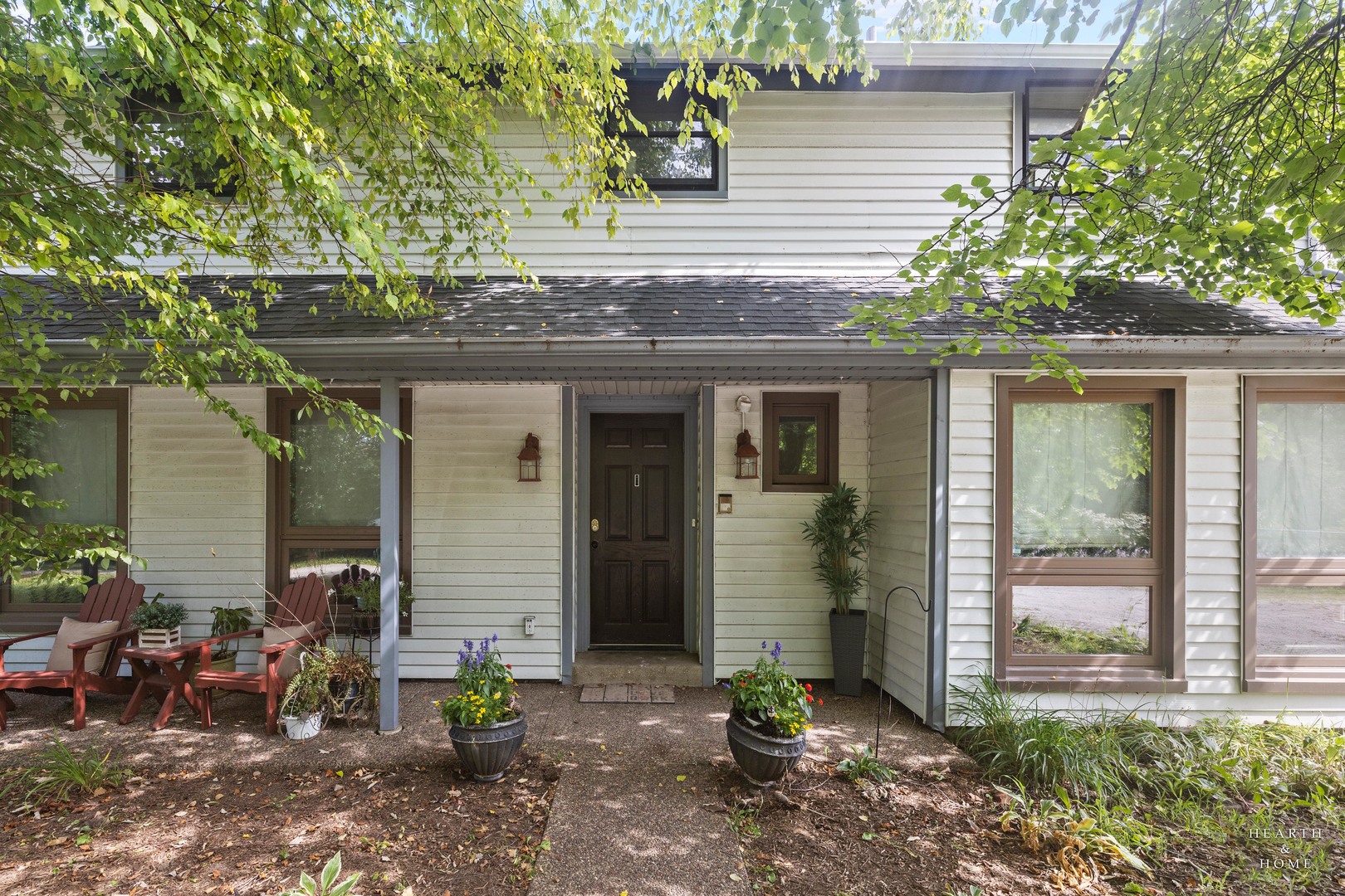 99 Lee Road Northbrook, IL 60062 - Photo 2 of 57 a front view of a house with garden