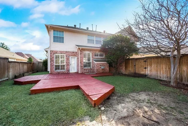 a view of a yard in front of house