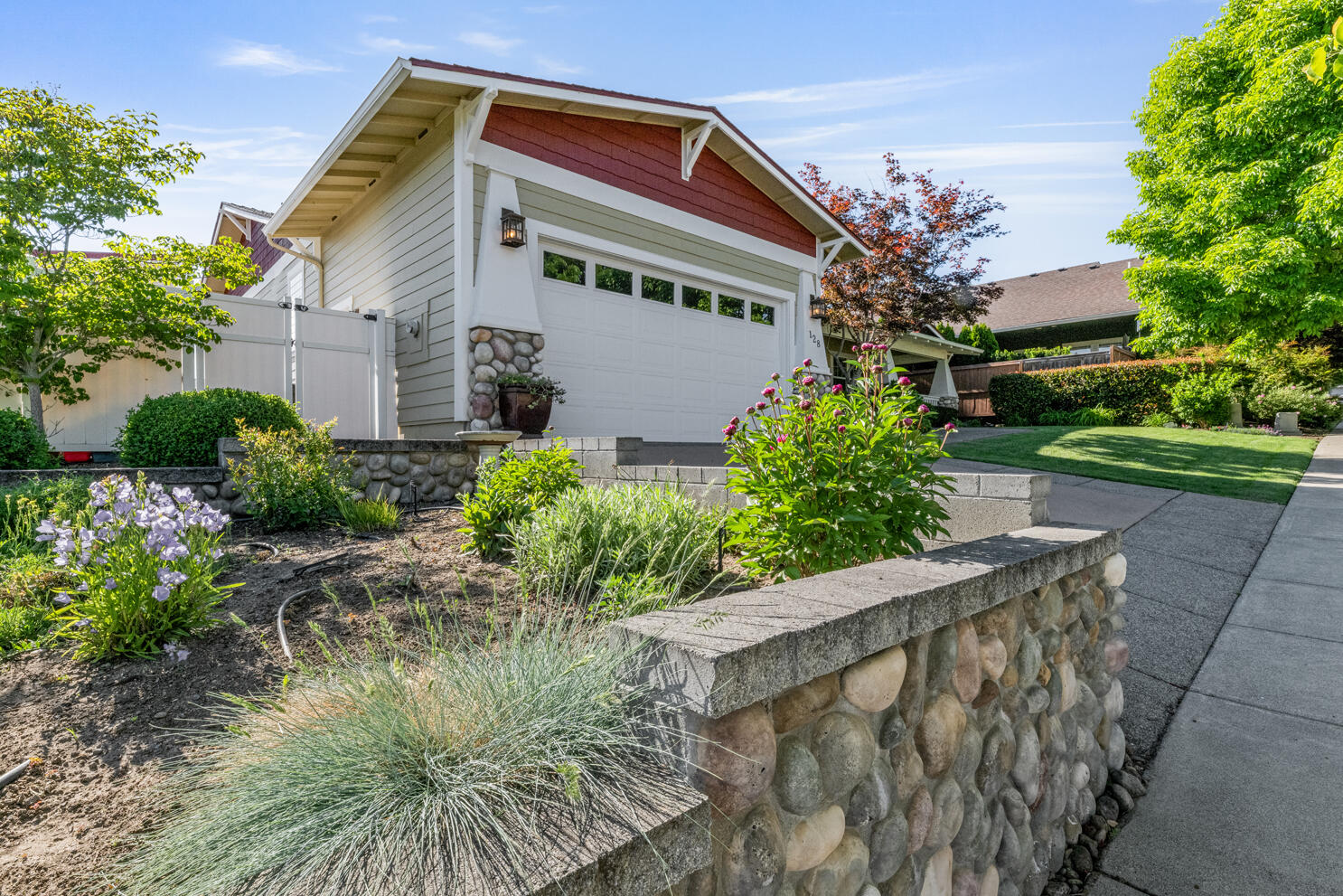 128 Oak Point Drive Eagle Point, OR 97524 - Photo 2 of 31