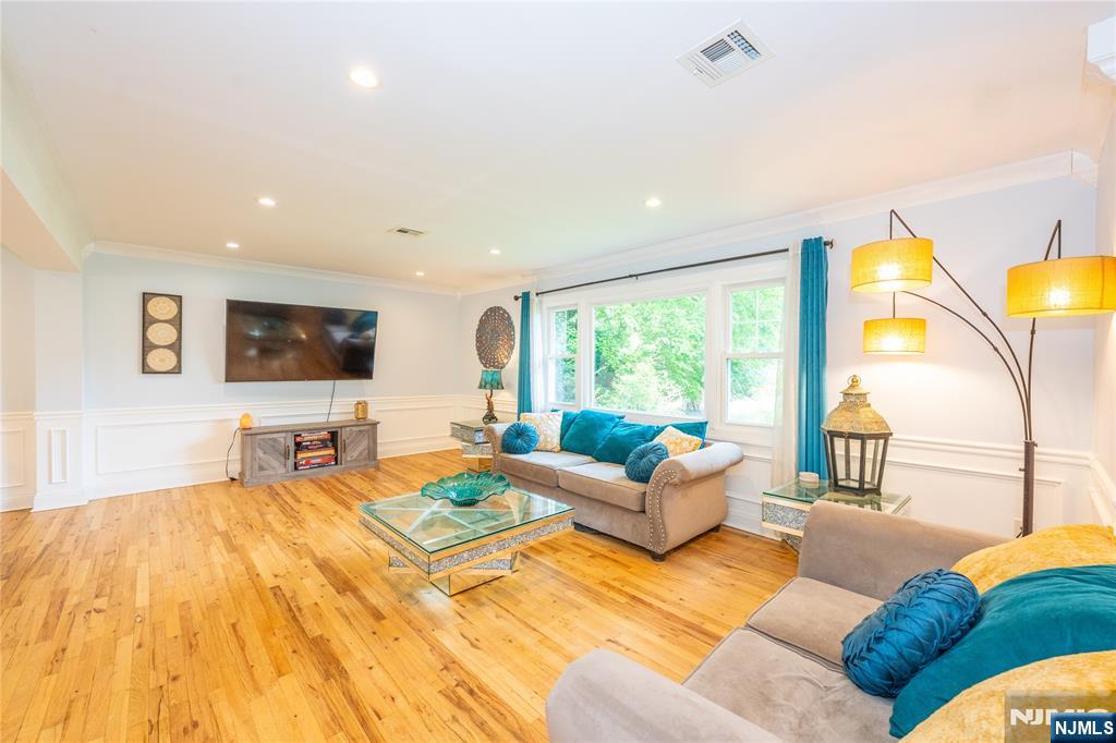 375 Queens Court Ridgewood, NJ 07450 - Photo 8 of 50
