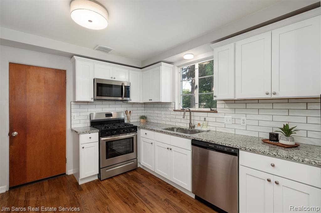 2182 Hawthorne Road Grosse Pointe, MI 48236 - Photo 8 of 19