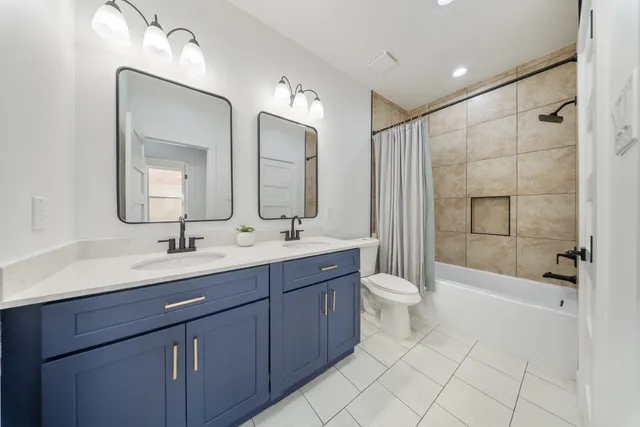 a view of a livingroom with a ceiling fan and window