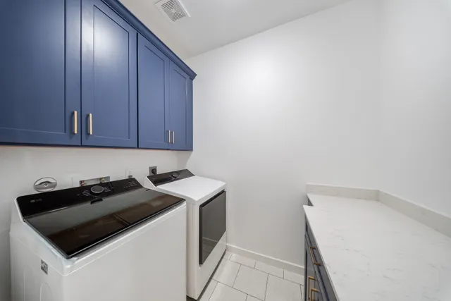 a view of a back yard of the house