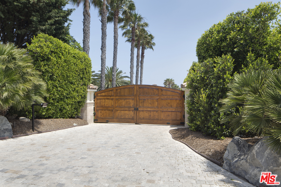 29208 Cliffside Drive Malibu, CA 90265 - Photo 2 of 21