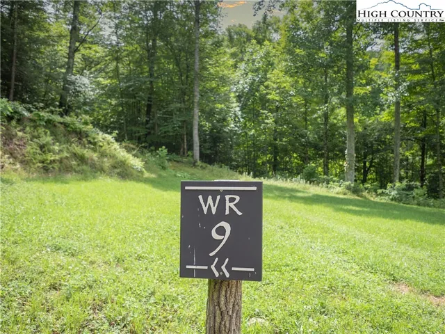 a sign that is sitting on a brick wall