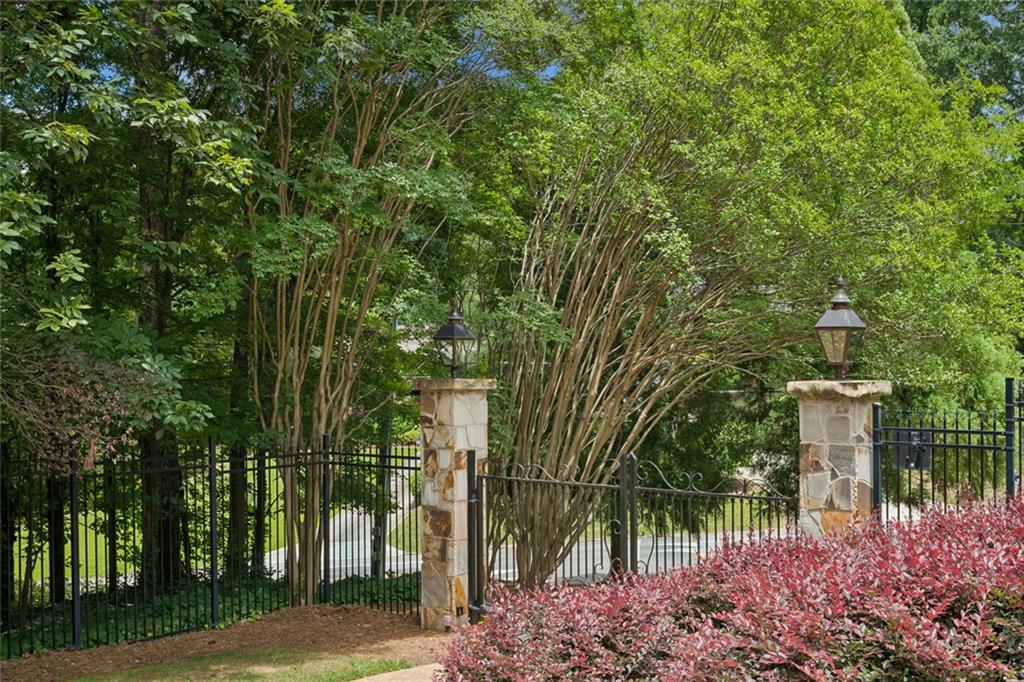 72 Blackland Road Northwest Atlanta, GA 30342 - Photo 4 of 137