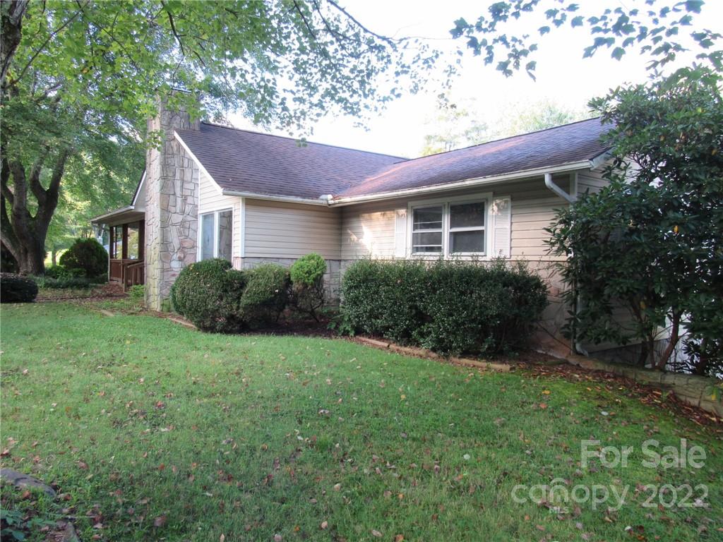 31 Ridgeline Road Clyde, NC 28721 - Photo 8 of 48 a front view of a house with a garden