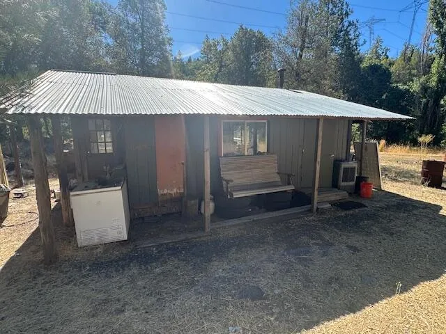 a view of a dry yard with trees