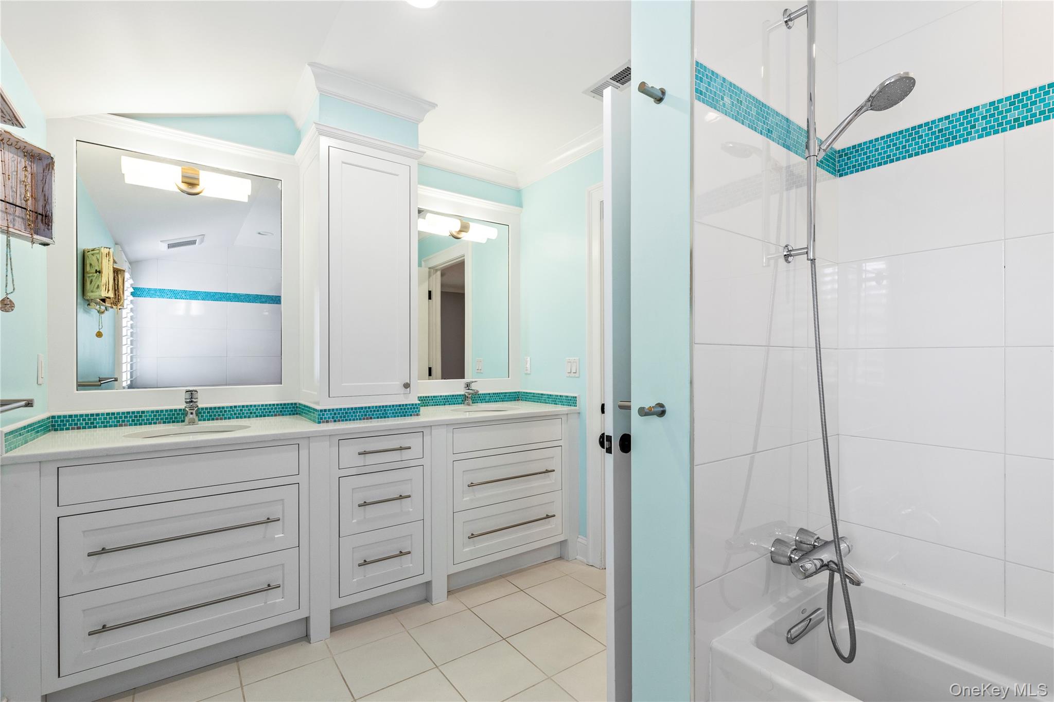 394 Park Avenue Rye, NY 10580 - Photo 22 of 36 BR #2 & #3 share a spa-like bathroom with twin vanity, shower/bath combo & radiant heated floor