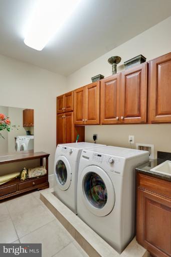 903 Georgetown Ridge Court McLean, VA 22102 - Photo 22 of 27 a utility room with dryer and washer
