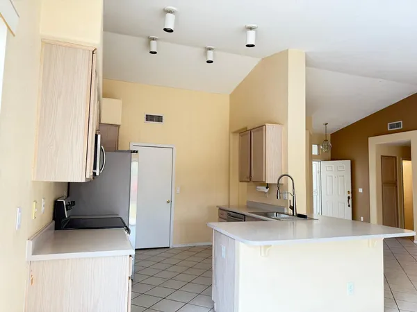 $2,450 | 7283 West Tina Lane, Glendale, AZ 85310