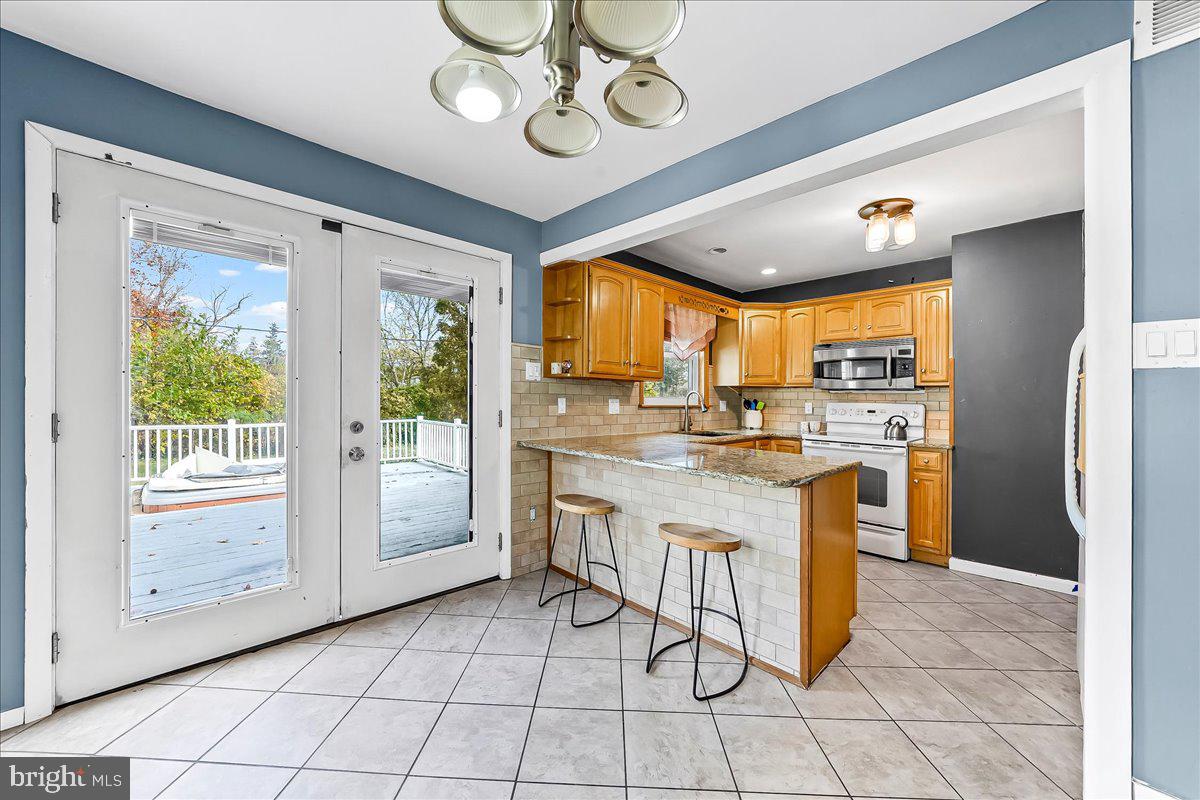 1114 Wynnbrook Road Secane, PA 19018 - Photo 8 of 33