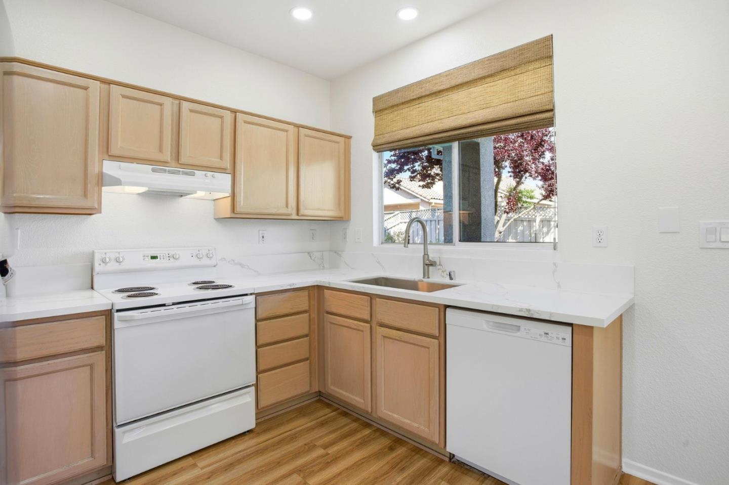 4064 Rose Creek Road Roseville, CA 95747 - Photo 11 of 33