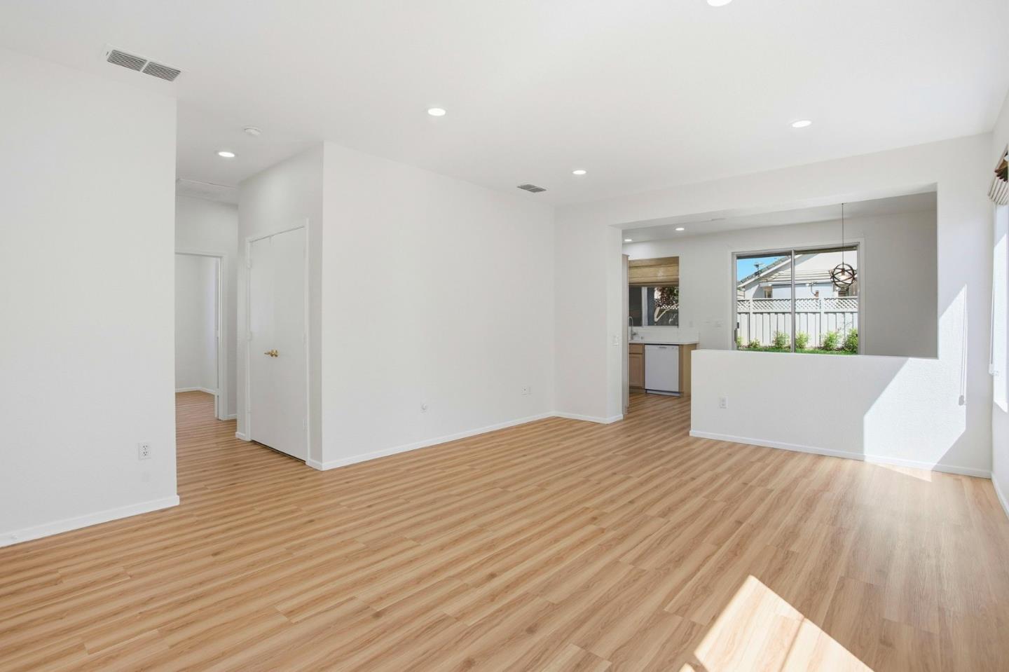 4064 Rose Creek Road Roseville, CA 95747 - Photo 5 of 33