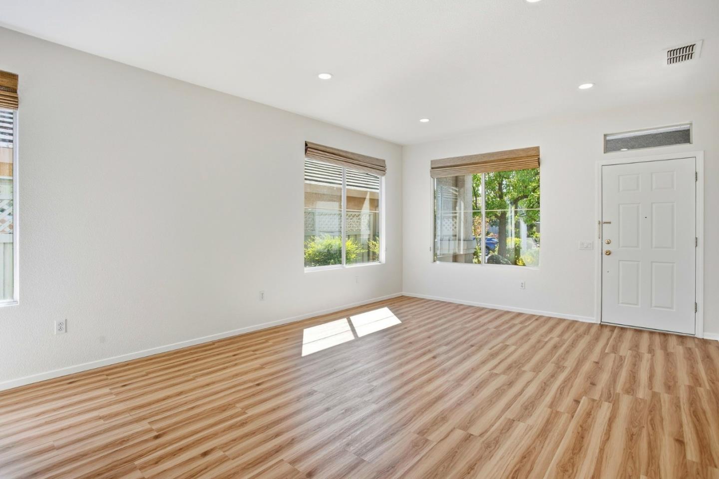 4064 Rose Creek Road Roseville, CA 95747 - Photo 6 of 33