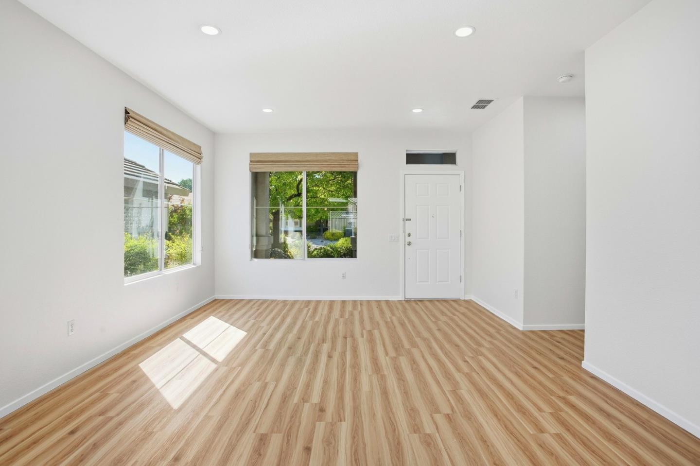 4064 Rose Creek Road Roseville, CA 95747 - Photo 7 of 33