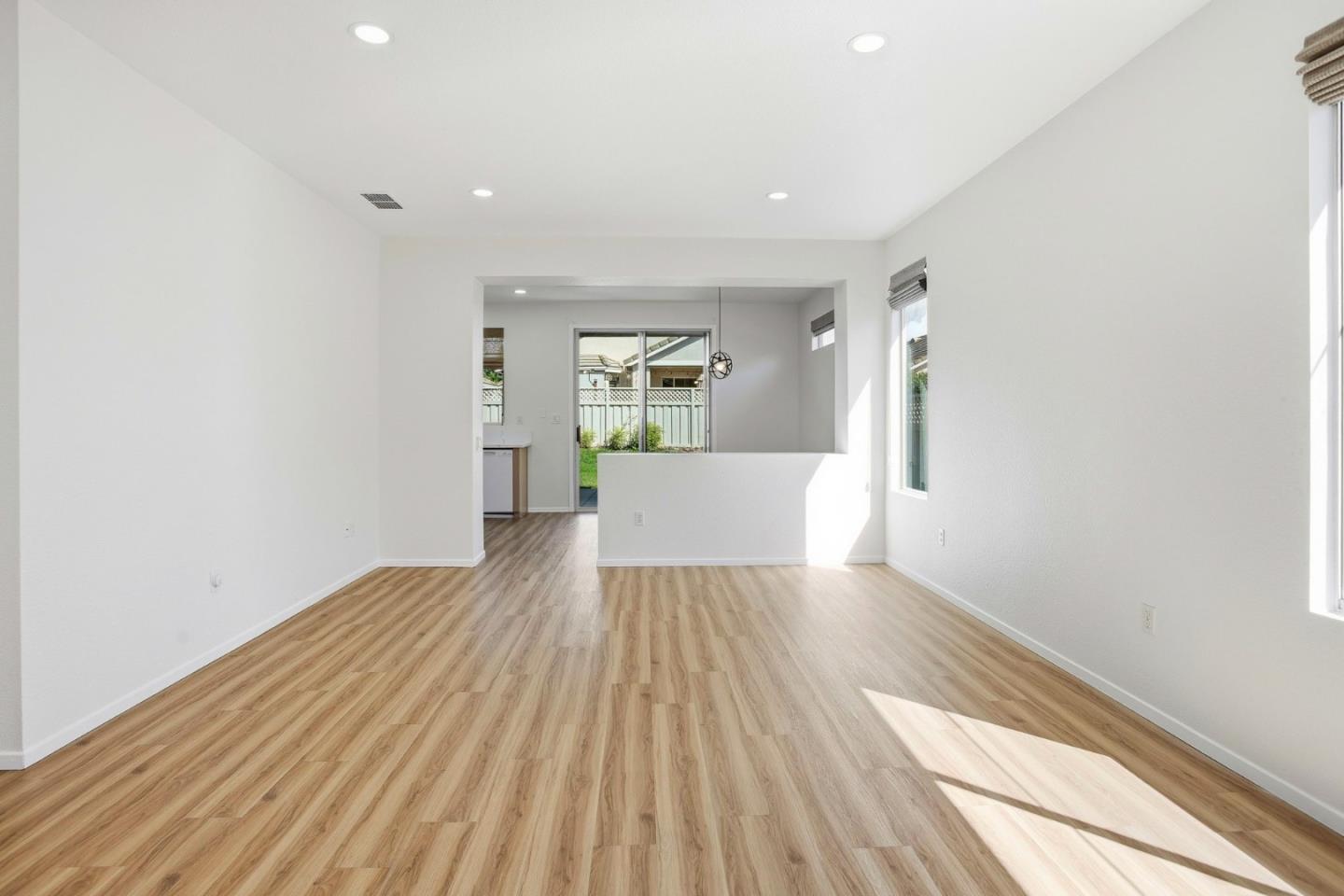 4064 Rose Creek Road Roseville, CA 95747 - Photo 8 of 33