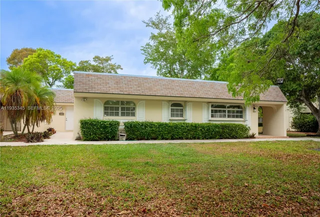 a view of a house with a yard