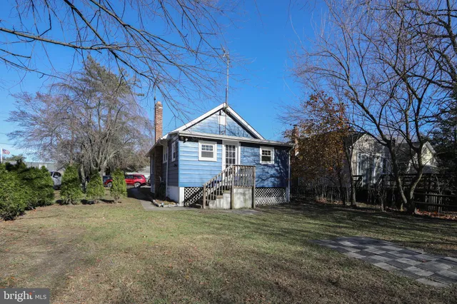 a view of yard with tree