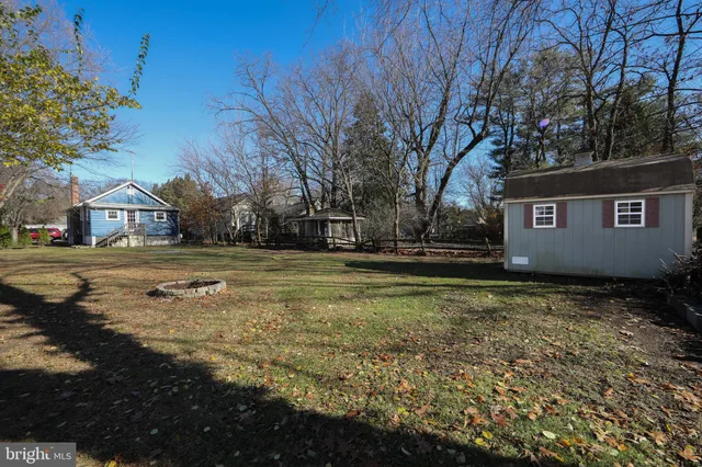 a view of road with with house