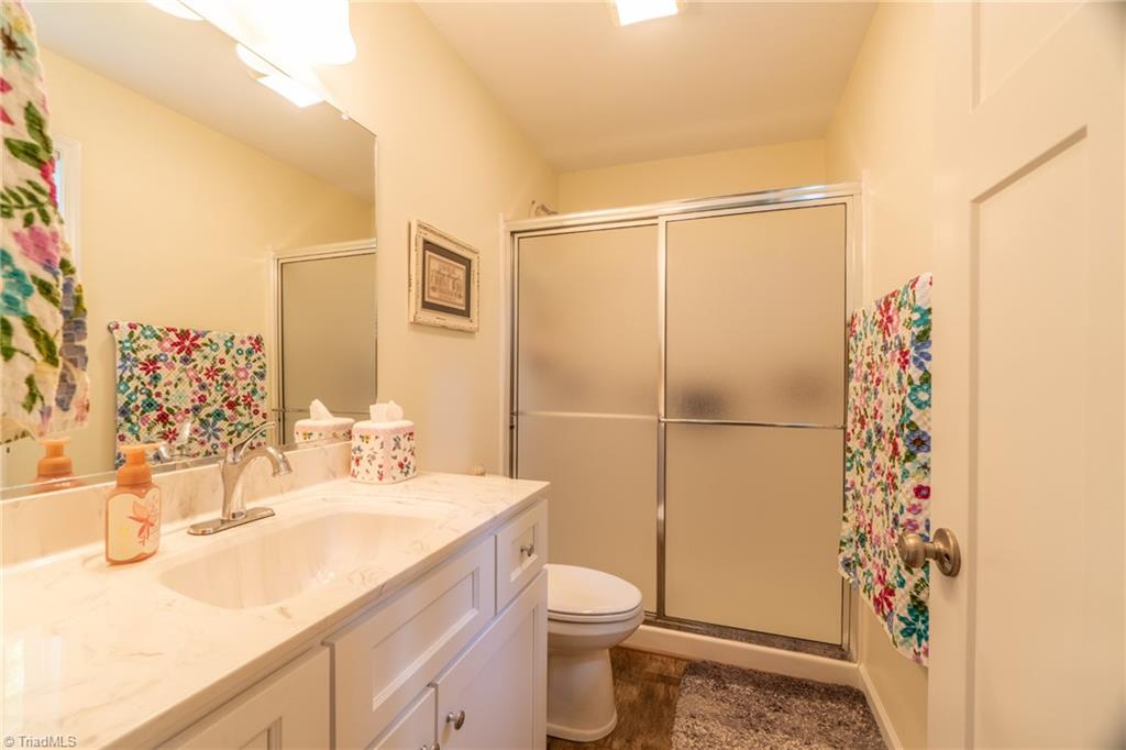 267 Meadow Road Asheboro, NC 27205 - Photo 17 of 28 Master Bath