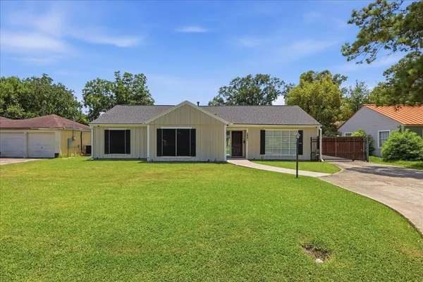 $219,900 | 2801 Berry Avenue, Groves, TX 77619