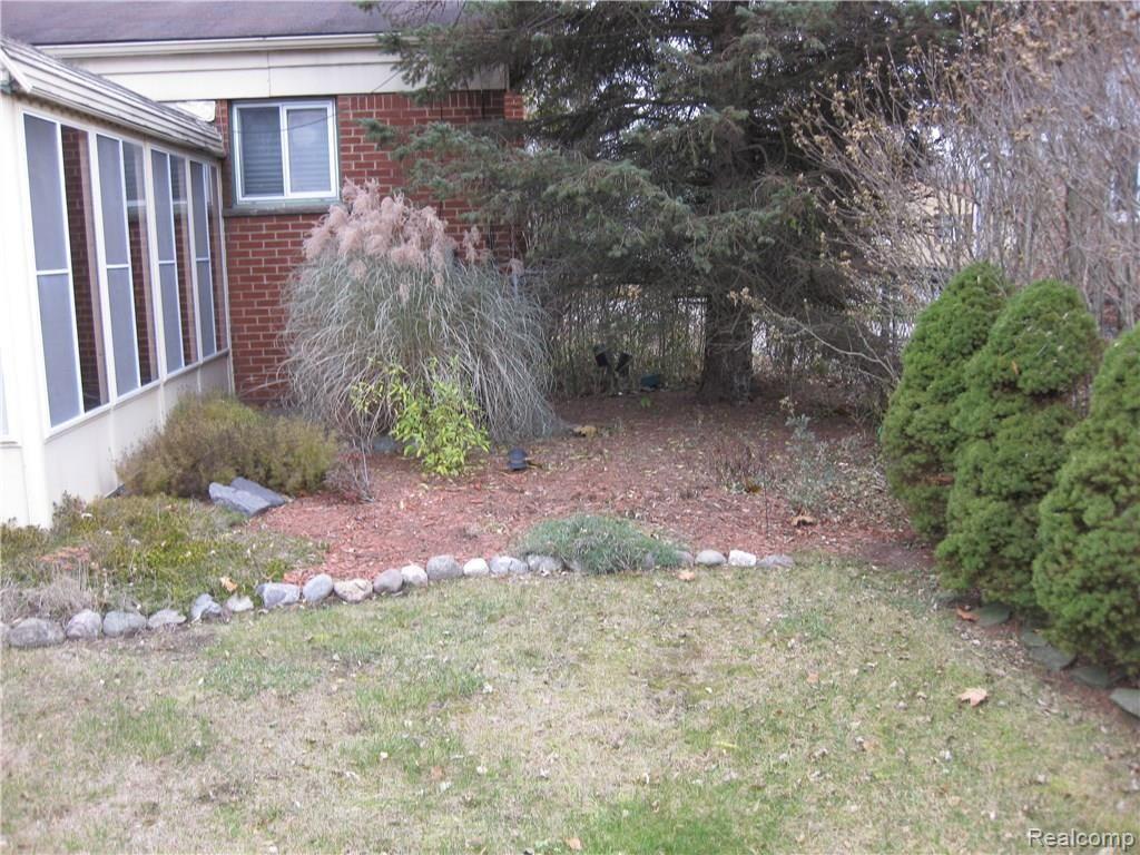 17535 Rougeway Street Livonia, MI 48152 - Photo 8 of 42 Gallery Image 8