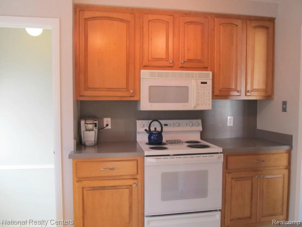 1576 Cheltenham Road Birmingham, MI 48009 - Photo 6 of 19 Kitchen